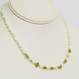 VINTAGE BEAUTIFUL WHITE MOONGLOW GLASS CHOKER